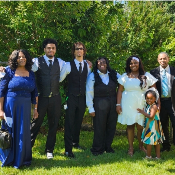 Julia is LIVE, LUXURY & DESIGNER SHARE SHOW BAGS & WALLETS SHARE 2 - Picture 4 of 16